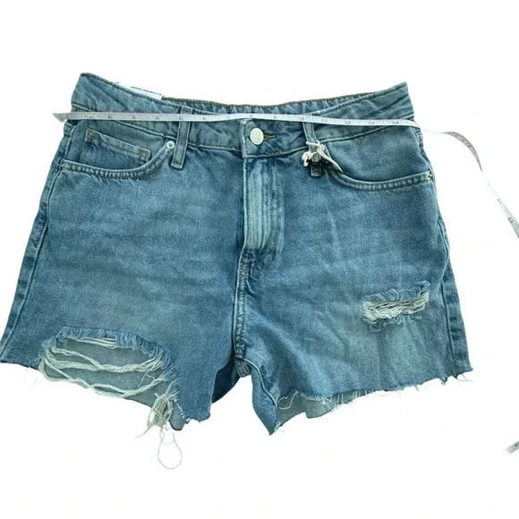 Boyfriend High Waisted Light Blue Washed Distressed Jean Shorts. Size 27 - Picture 4 of 9